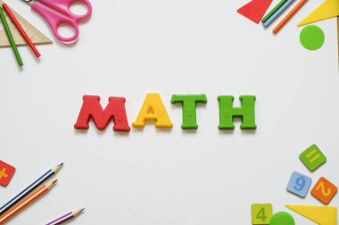 Matematik konsepti: renkli kalemler ve kalemler, sayı, beyaz arkaplanda çubuklar hesaplama