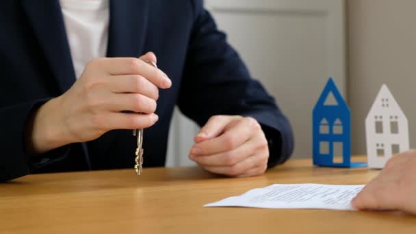 Corredor de bienes raíces y el cliente firmar un contrato: bienes raíces, concepto de préstamo hipotecario. De cerca. — Vídeo de stock