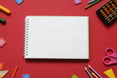 Matematik konsepti: renkli kalemler ve kalemler, sayı, kırmızı arkaplanda çubuklar hesaplama, boşluk kopyala