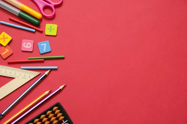 Matematik kavramı: renkli kalemler ve kalemler, sayı, kırmızı arkaplandaki çubuklar, kopyalama alanı