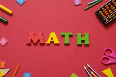 Matematik kavramı: renkli kalemler ve kalemler, sayı, kırmızı arkaplanda çubuklar hesaplama