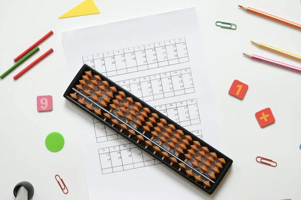Concept d'arithmétique mentale et de mathématiques : stylos et crayons colorés, nombres, partitions d'abaque sur fond blanc, espace de copie — Photo