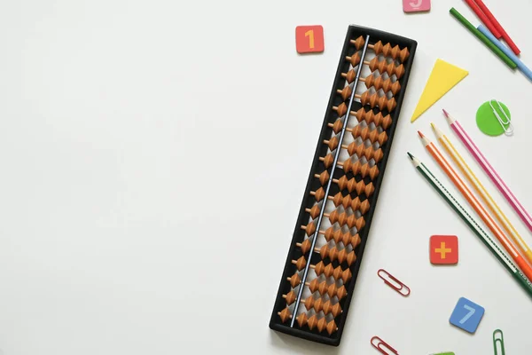 Zihinsel aritmetik ve matematik kavramı: renkli kalemler ve kalemler, sayılar, abaküs notları beyaz arkaplanda, kopyalama alanı