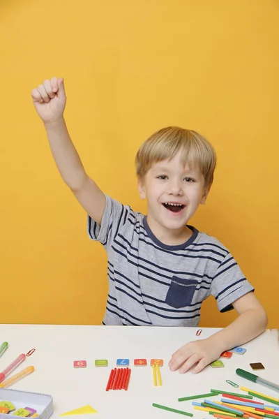 Little boy child preparing for elementary school doing simple math exercises — 스톡 사진