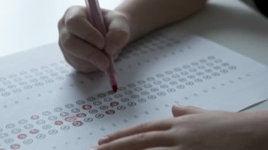 Çocuklar el baloncuğu doldurma testini kırmızı kalemle yapın.