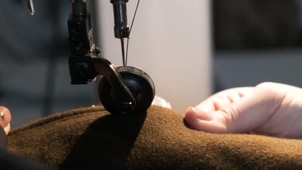 Máquina de coser aguja en movimiento. Primer plano de la aguja de la máquina de coser se mueve rápidamente hacia arriba y hacia abajo. — Vídeo de stock