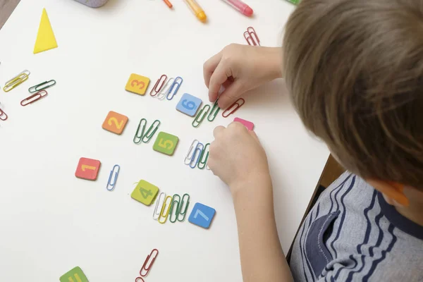 Terug naar school. Kleine jongen kind voorbereiding voor basisschool doen eenvoudige wiskunde oefeningen — Stockfoto