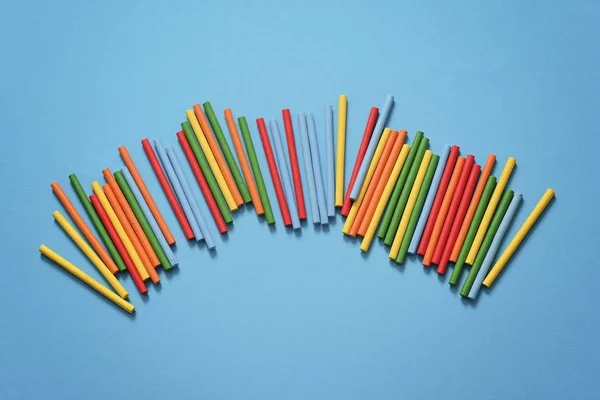 İlkokulda matematik öğrenmek ya da mavi arkaplanda çubukları saymak için renkli plastik matematik çubuğu — Stok fotoğraf