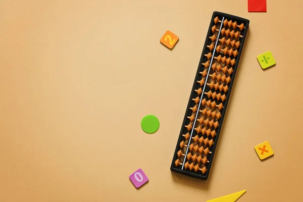 Eski abaküs bej rengi kumlu arka planda numaralar var. Zihinsel matematik, aritmetik, matematik konsepti.