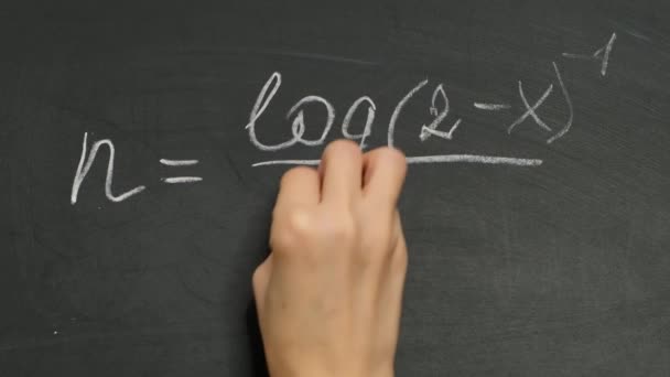 Insegnante di fisica che scrive formula matematica su lavagna di gesso, da vicino. Concetto di matematica e fisica . — Video Stock