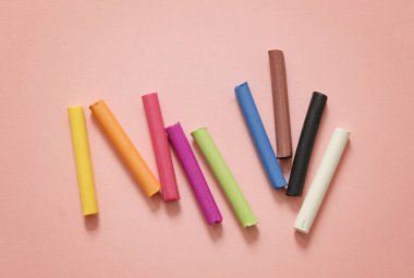 Pembe arka planda renkli pastel boya kalemleri. Sanat, çizim konsepti