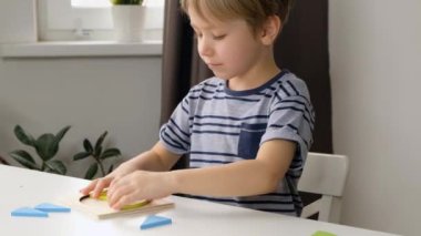 Çocuk çocuk okulda kesirlerle basit matematik alıştırmaları yapıyor, kapat. Kesirleri, matematiği bölme