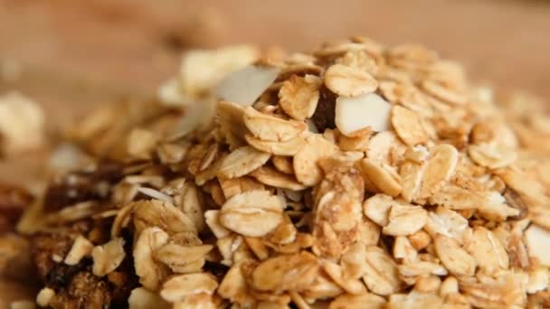 Granola naturale con avena, cocco e bacche rotanti. Muesli con ingredienti sani per la colazione . — Video Stock