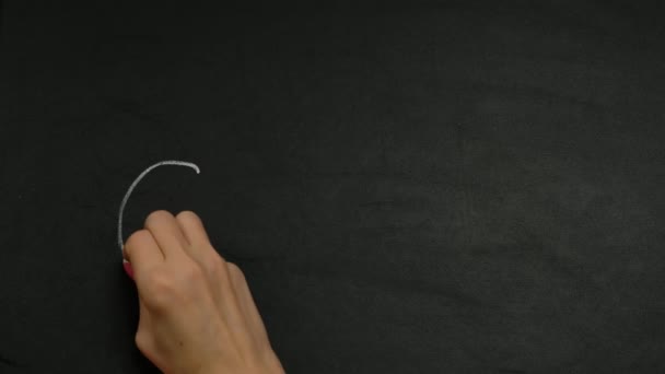 Les femmes écrivent à la main le texte de l'OBJECTIF sur la planche à craie, fermer. 4K — Video
