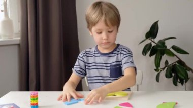 Çocuk çocuk okulda kesirlerle basit matematik alıştırmaları yapıyor, kapat. Kesirleri, matematiği bölme