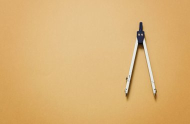 Bej arkaplanda izole edilmiş pusula çizimi, kopyalama alanı. Geometri, matematik, mühendislik