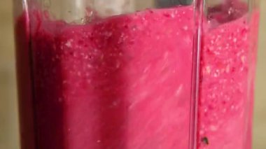 Ahududu ve muzlu blender smoothie yapıyor. Sağlıklı meyve karışımıyla karıştırıcı. Kapat.