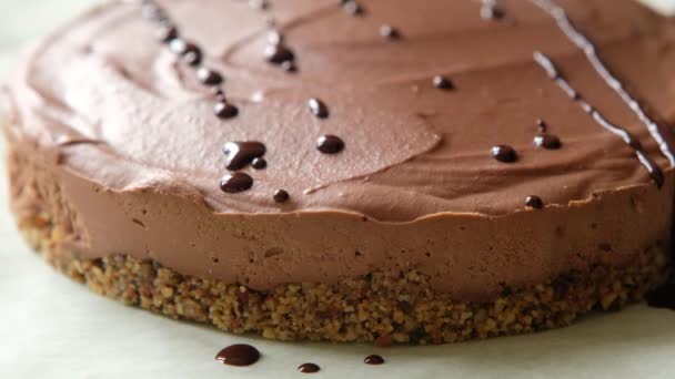Домашний шоколадный сырой веганский торт - здоровый десерт с жидким шоколадом — стоковое видео