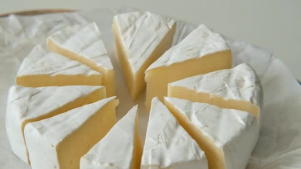 Szeletelt lágy sajtos brie vagy camambert forgószeletek, közelről — Stock videók
