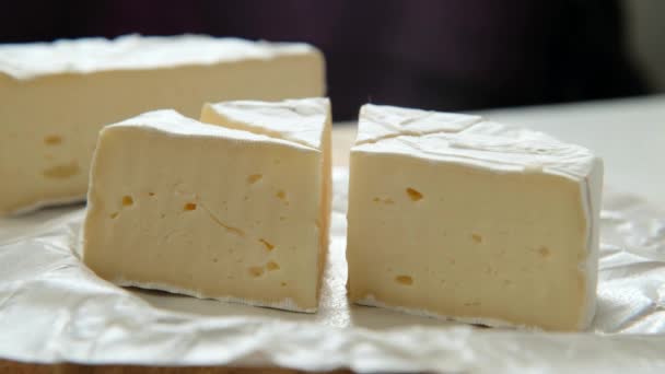 Sectores de corte de queijo macio brie ou camembert, close-up — Vídeo de Stock