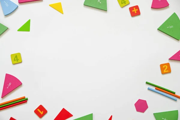 Matematiksel arkaplan - beyaz tabloda kesirler, yakın çekim. Kesirleri bölme, matematik konsepti. Üst görünüm