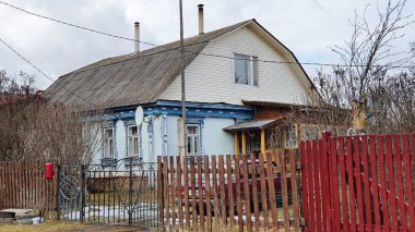 Akşamları erken saatlerde eski bir Rus köyü. Evler