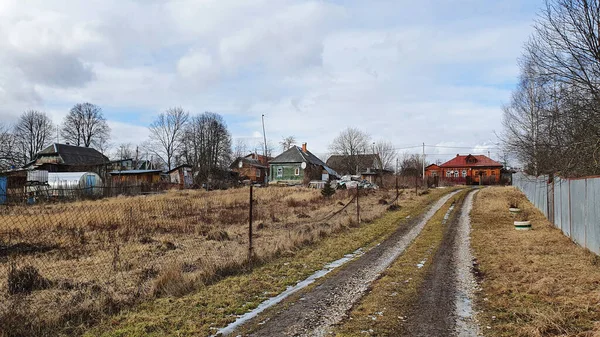 Estrada antiga aldeia russa no início da primavera à noite. Casas — Fotografia de Stock