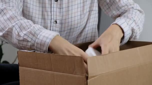 Concepto de compras online. Mujer pidió cosméticos a través de Internet, desembalaje de la caja — Vídeo de stock