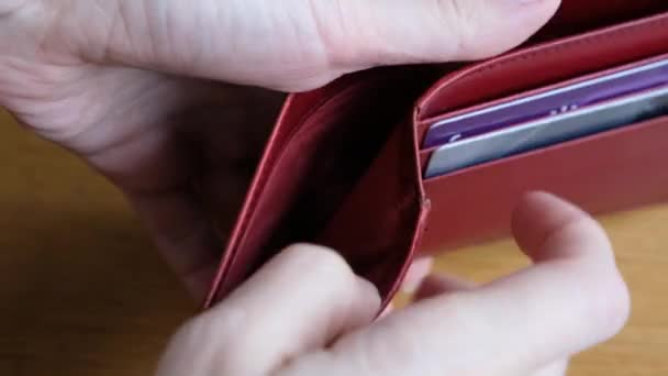 Kobieta trzyma pusty czerwony portfel zbliżenie — Wideo stockowe