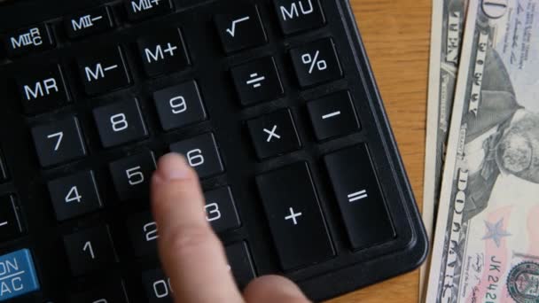 Close-up van de hand van de vrouw werken aan calculator om zakelijke gegevens, uitgaven en home budget te berekenen — Stockvideo