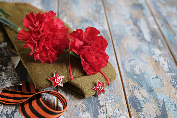 9 мая праздник. День Победы - Георгиевская лента, гвоздика из красных цветов
.