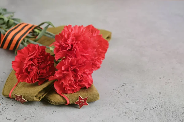 9 Maio de férias. Fundo de Dia de Vitória - Fita de George, cravo de flores vermelhas . Fotos De Bancos De Imagens Sem Royalties