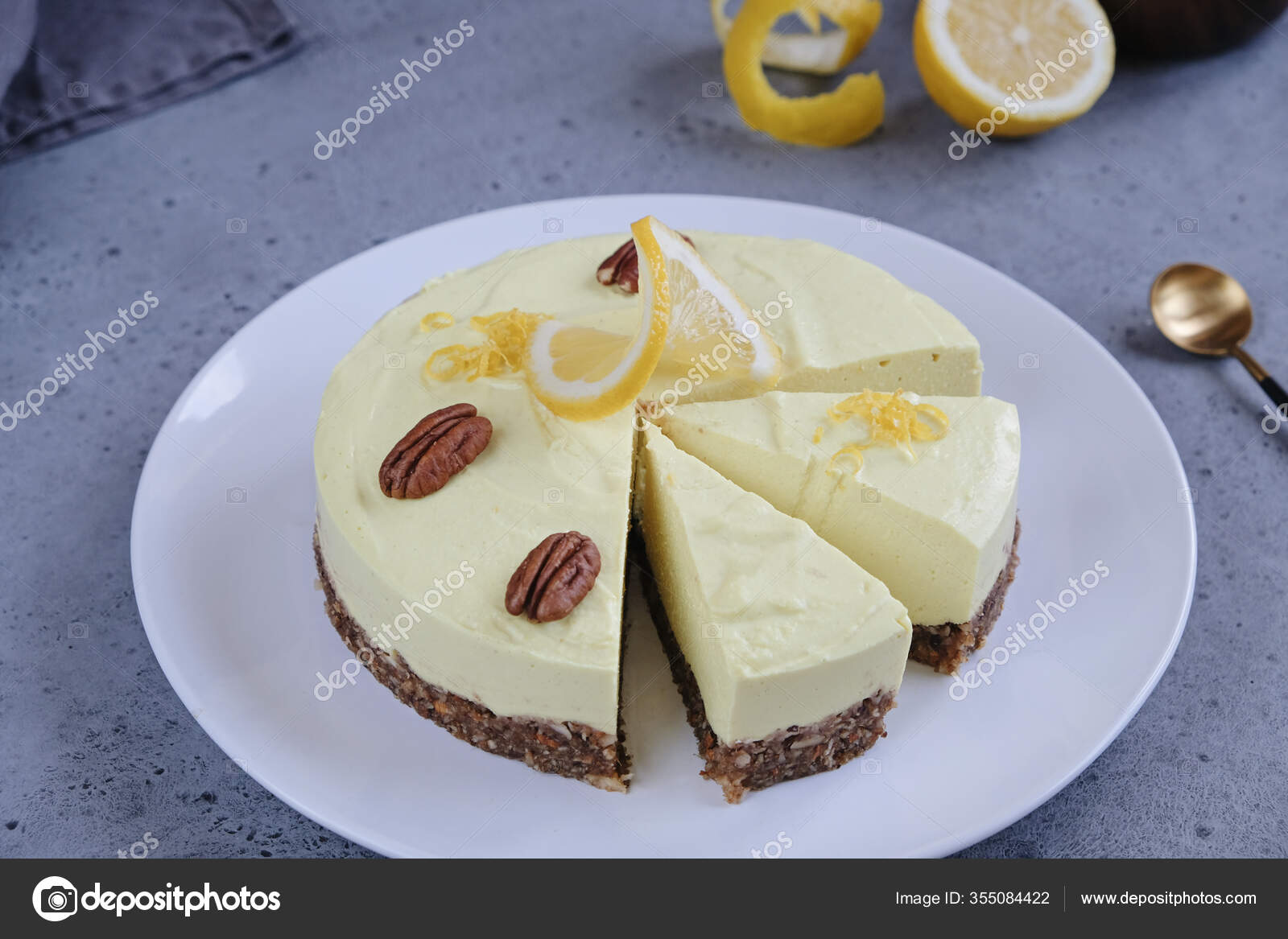 Ev yapımı limonlu çiğ vejetaryen keki. Hindistan cevizi sütü, tereyağı