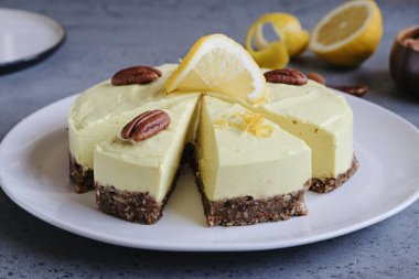 Ev yapımı limonlu çiğ vejetaryen keki. Hindistan cevizi sütü, tereyağı, kaju fıstığından yapılmış sağlıklı bir tatlı.