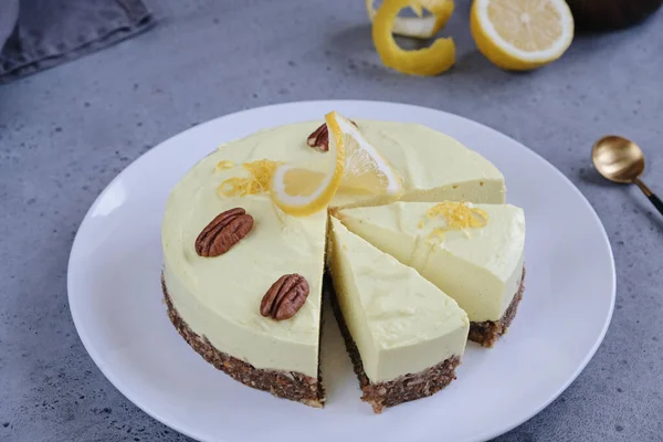 Ev yapımı limonlu çiğ vejetaryen keki. Hindistan cevizi sütü, tereyağı, kaju fıstığından yapılmış sağlıklı bir tatlı.