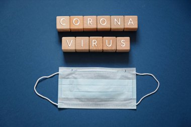 Korumalı maskeli mavi bir arka planda Coronavirus ifadesi. 2019-NCoV, MERS-Cov Solunum Sendromu Coronavirüs.