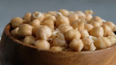 Tahta bir kasede fasulye filizleri ya da nohut tohumları, yakın çekim. Vejetaryen diyeti ve sağlıklı yemek.