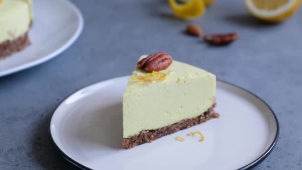 Жінка бере шматочок лимонного сирого веганського торта з виделкою, крупним планом — стокове відео