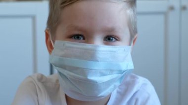 Bulaşıcı hastalıklara ve 2019-NCoV, MERS-Cov, Corona virüsüne karşı korunmak için tıbbi maske takan sevimli küçük çocuk. .
