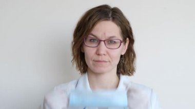 Korona virüsü ve pandemiye karşı koruyucu maske takmış bir kadın doktorun yakın çekimi. Covid - 19