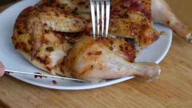 Ahşap bir arka planda kesilmiş kızarmış tavuğun yakın çekimi.