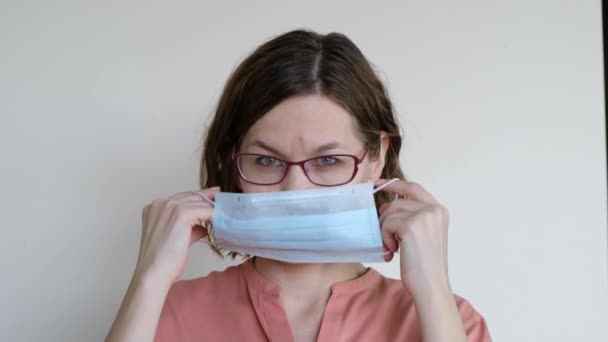 Крупный план женщины в защитной медицинской маске от коронного вируса, пандемии. Ковид -19 — стоковое видео