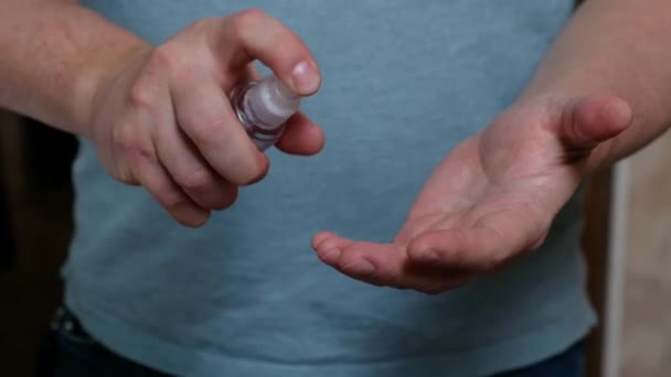 Чоловічий спрей на руках антисептик для захисту від бактерій та коронавірусу або ковірусу 19 — стокове відео