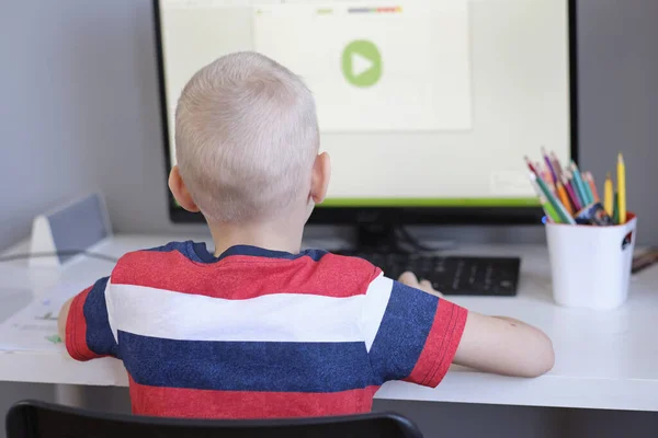 Distansutbildning på nätet. Oigenkännlig kaukasiska pojke gör läxor på nätet medan karantän av epidemi corona virus — Stockfoto