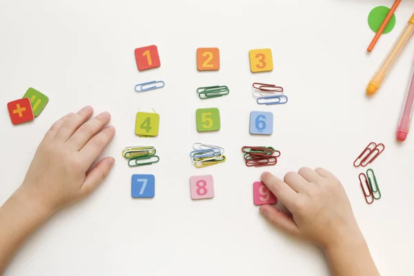 Küçük çocuk basit matematik egzersizleri yaparak ilkokula hazırlanıyor. Yukarıdan görüntüle