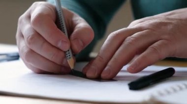 Mimarlar masası: çizimler, mezura, cetvel ve diğer çizim araçları. Mühendis çizimlerle çalışır, yakın plan..