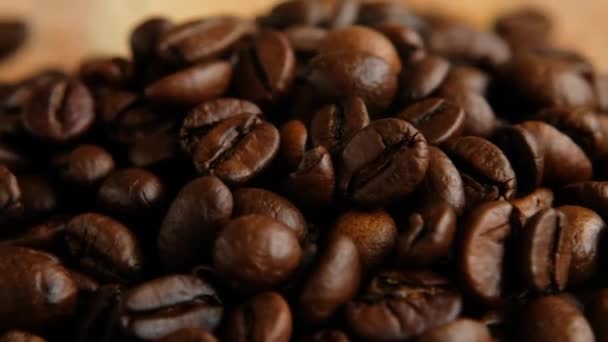 Granos de café oscuro. Granos de café girando. Primer plano de las semillas de café . — Vídeos de Stock