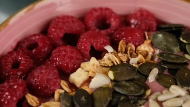 Υγιές βιολογικό μπολ βατόμουρο Smoothie με Granola, σπόρους και chia, κλείστε. Vegan πρωινό — Αρχείο Βίντεο