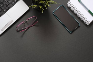 Ofis malzemeleri, bilgisayar ve fotokopi alanı olan fabrika.