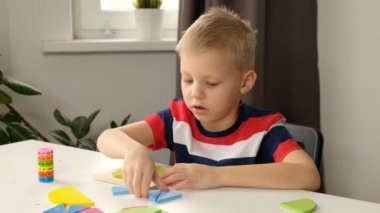 Çocuk çocuk okulda kesirlerle basit matematik alıştırmaları yapıyor, kapat. Kesirleri, matematiği bölme